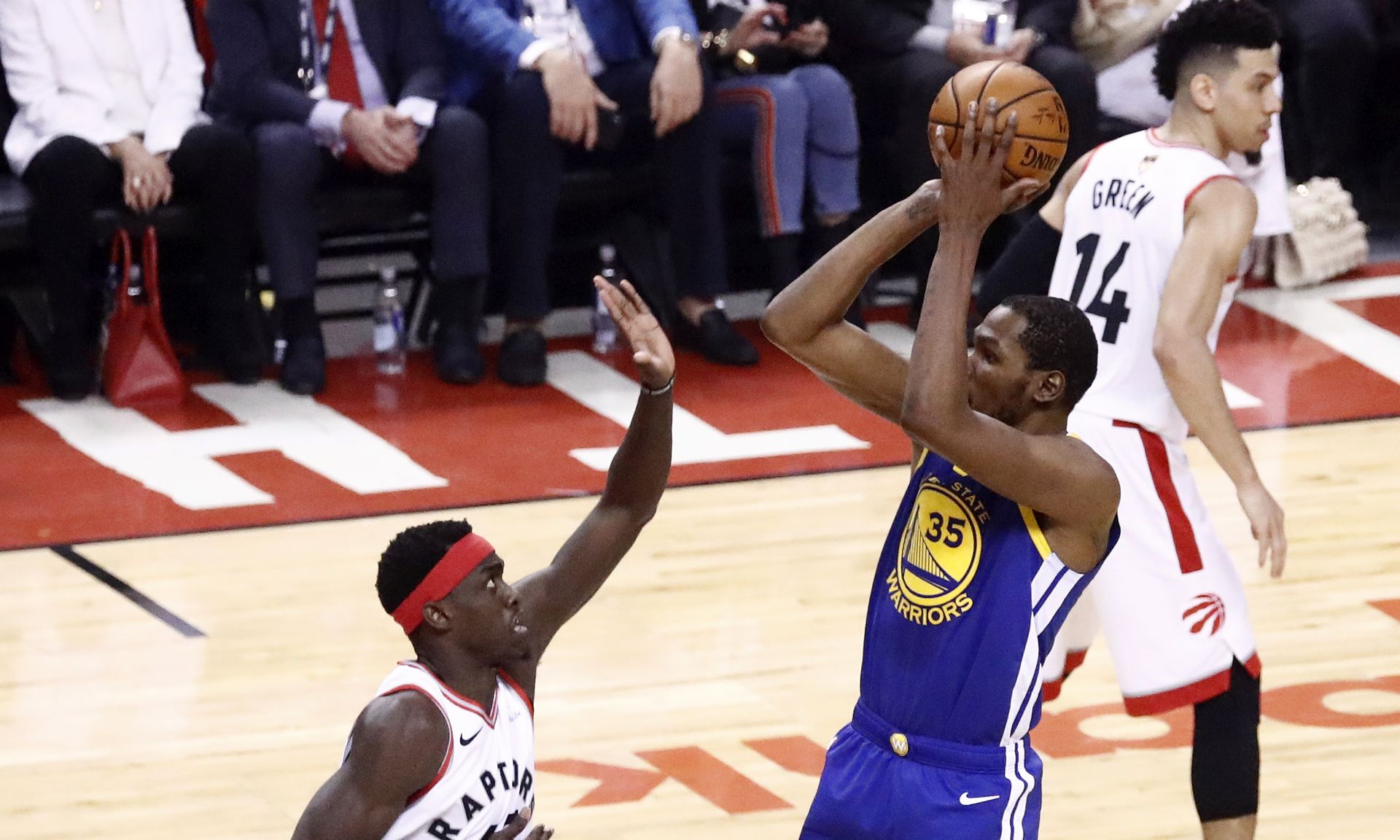 epa07640034 Golden State Warriors forward Kevin Durant (C) shoots over Toronto Raptors forward Pascal Siakam (L) of Cameroon during the first half of the NBA Finals basketball game five between the Golden State Warriors and the Toronto Raptors at Scotiabank Arena in Toronto, Canada, 10 June 2019.  EPA/LARRY W. SMITH SHUTTERSTOCK OUT