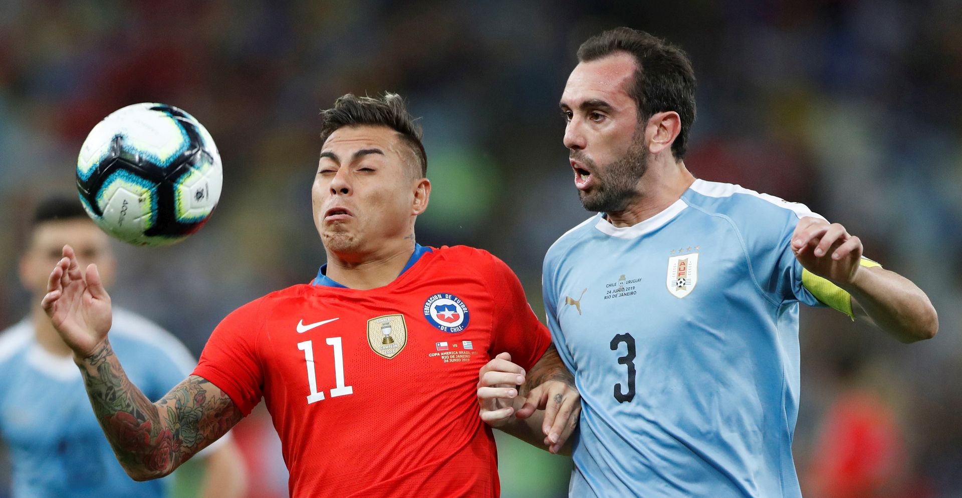 epa07671788 Diego Godin (R) of Uruguay in action against Eduardo Vargas (L) of Chile during the Copa America 2019 Group C soccer match between Chile and Uruguay, at the Maracana Stadium in Rio de Janeiro, Brazil, 24 June 2019.  EPA/FERNANDO MAIA