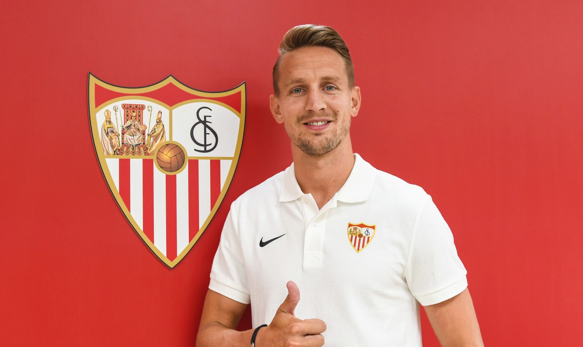 epa07688300 A handout photo made available by Spanish soccer club Sevilla FC shows Dutch striker Luuk de Jong posing during his presentation as new player in Seville, southern Spain, 01 July 2019. De Jong has signed a contract until 2023.  EPA/PEPE CARRION/ SEVILLA FC  HANDOUT EDITORIAL USE ONLY/NO SALES