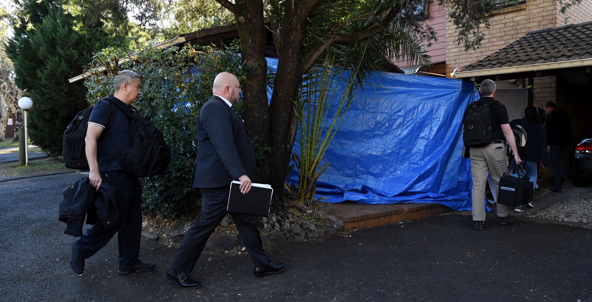 epa07688691 New South Wales Police raid a home in Greenacre, Sydney, Australia, 02 June 2019. Three Sydney men have been arrested over an alleged Islamic State-inspired plot to attack a variety of targets in Australia including embassies and court buildings.  EPA/JOEL CARRETT NO ARCHIVING AUSTRALIA AND NEW ZEALAND OUT