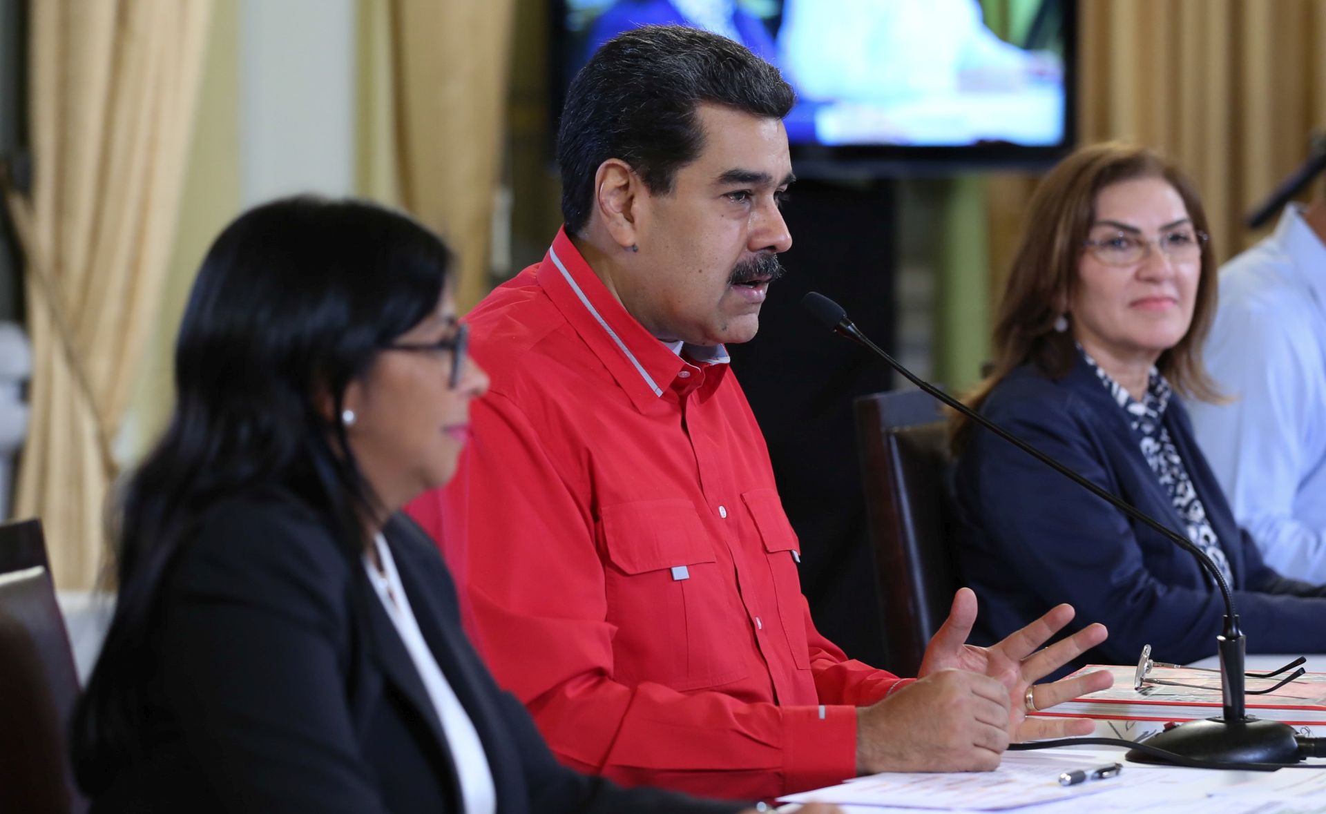 epa07690971 A handout photo made available by Miraflores press shows Venezuela's President Nicolas Maduro (C) speaks during a government event in Caracas, Venezuela, 02 July 2019. Maduro said that the exploratory process to install a dialog with opposition in Noruega shows a positive outcome although the head of Parliament Juan Guaido assured that there are no new encounters planned.  EPA/PRENSA MIRAFLORES HANDOUT  HANDOUT EDITORIAL USE ONLY/NO SALES