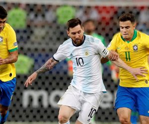 epa07690920 Argentina's Lionel Messi (C) in action against Roberto Firmino (L) and Philippe Coutinho (R) during the Copa America 2019 semi-finals soccer match between Brazil and Argentina at Mineirao Stadium in Belo Horizonte, Brazil, 02 July 2019.  EPA/Antonio Lacerda