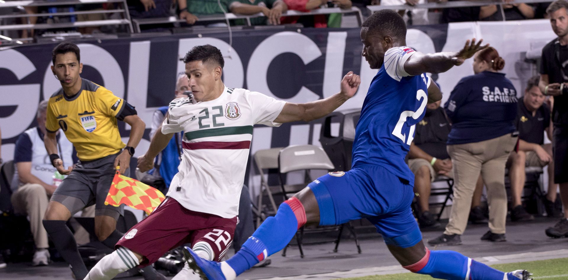 epa07691110 Mexico's Uriel Antuna (L) kicks the ball toward the goal against Haiti's Alex Christian during the semi-final Concacaf Gold Cup match between Haiti and Mexico at State Farm Stadium in Glendale, Arizona, USA, 02 July 2019. Mexico won the match in overtime 1-0.  EPA/RICK D'ELIA