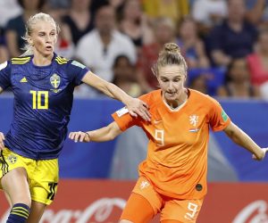 epa07693111 Netherland's Vivianne Miedema (R) in action against Sweden's Sofia Jakobsson (L) during the FIFA Women's World Cup 2019 semifinal soccer match between Netherlands and Sweden in Lyon, France, 03 July 2019.  EPA/SEBASTIAN NOGIER