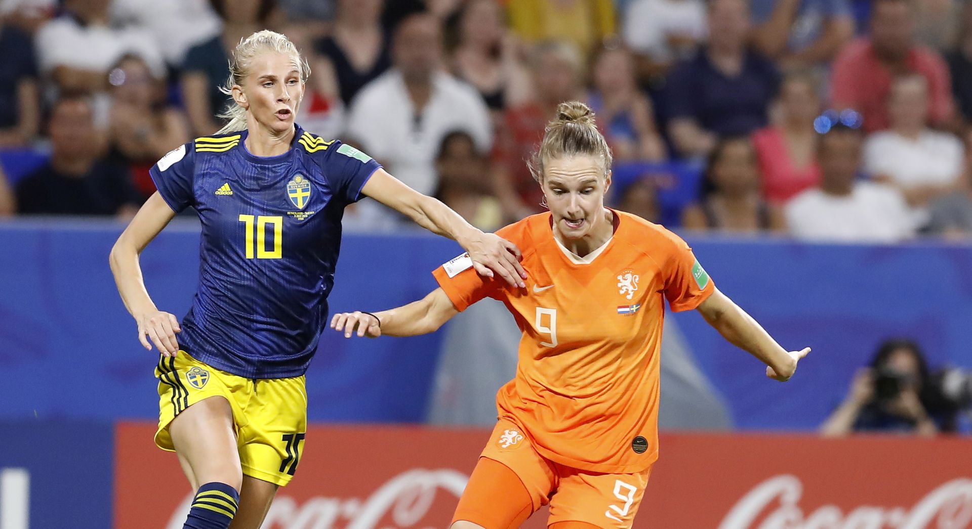 epa07693111 Netherland's Vivianne Miedema (R) in action against Sweden's Sofia Jakobsson (L) during the FIFA Women's World Cup 2019 semifinal soccer match between Netherlands and Sweden in Lyon, France, 03 July 2019.  EPA/SEBASTIAN NOGIER