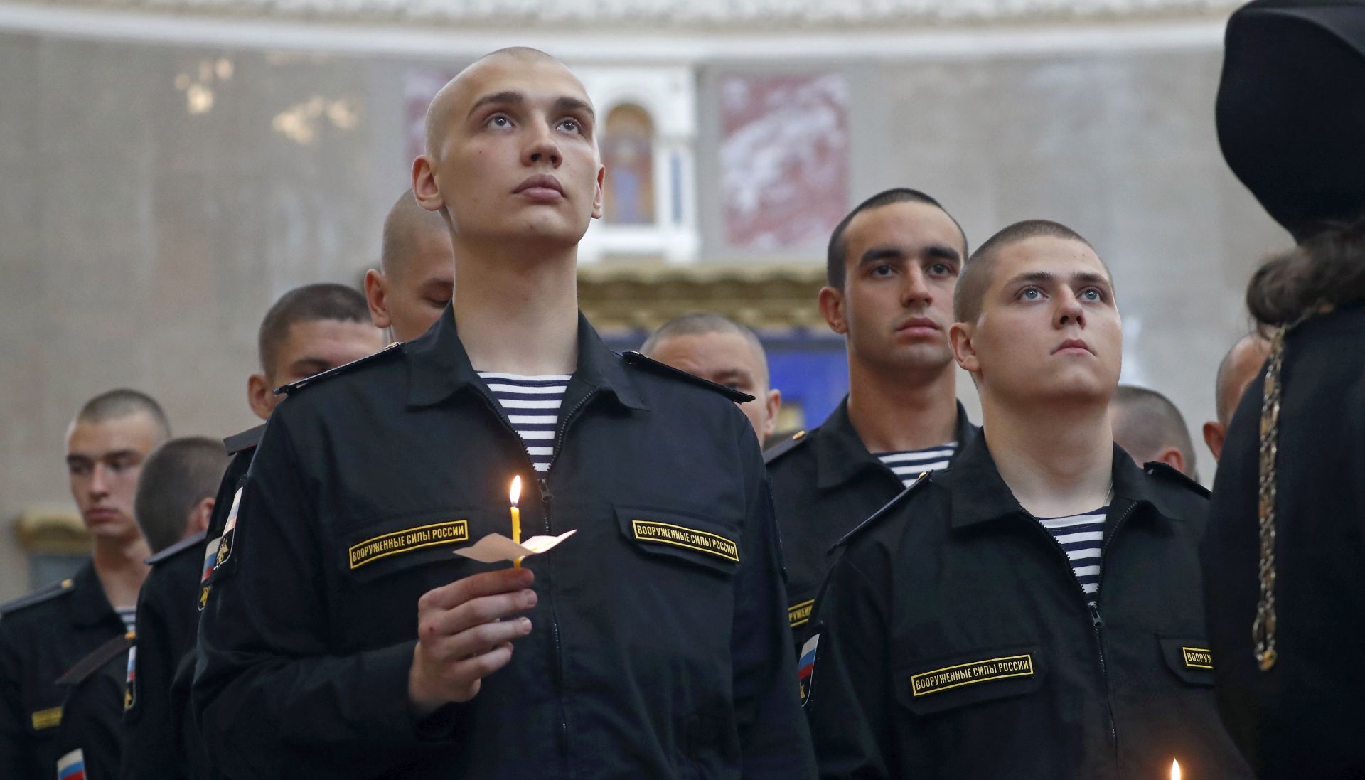 epa07693791 Orthodox priests, navy sailors and civilians attend a memorial service at Kronshtadt Navy Cathedral for fourteen sailors who died in the Barents Sea in Kronshtadt, outside St. Petersburg, Russia, 04 July 2019. Fourteen people died from suspected smoke poisoning aboard Losharik submarine vessel in the Barents Sea on 01 July.  EPA/ANATOLY MALTSEV