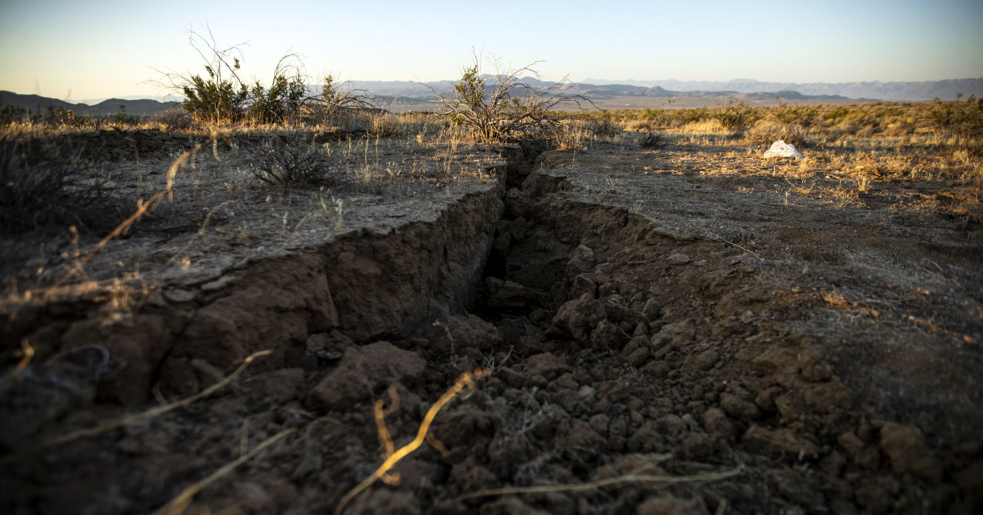 epaselect epa07696106 A long trench formed by an earthquake, near Ridgecrest, California, USA, 04 July 2019. On 04 July, a 6.4 magnitude earthquake shook Southern California. Its epicenter is located 240 kilometers north of Los Angeles, in Ridgecrest and Trona.  EPA/ETIENNE LAURENT