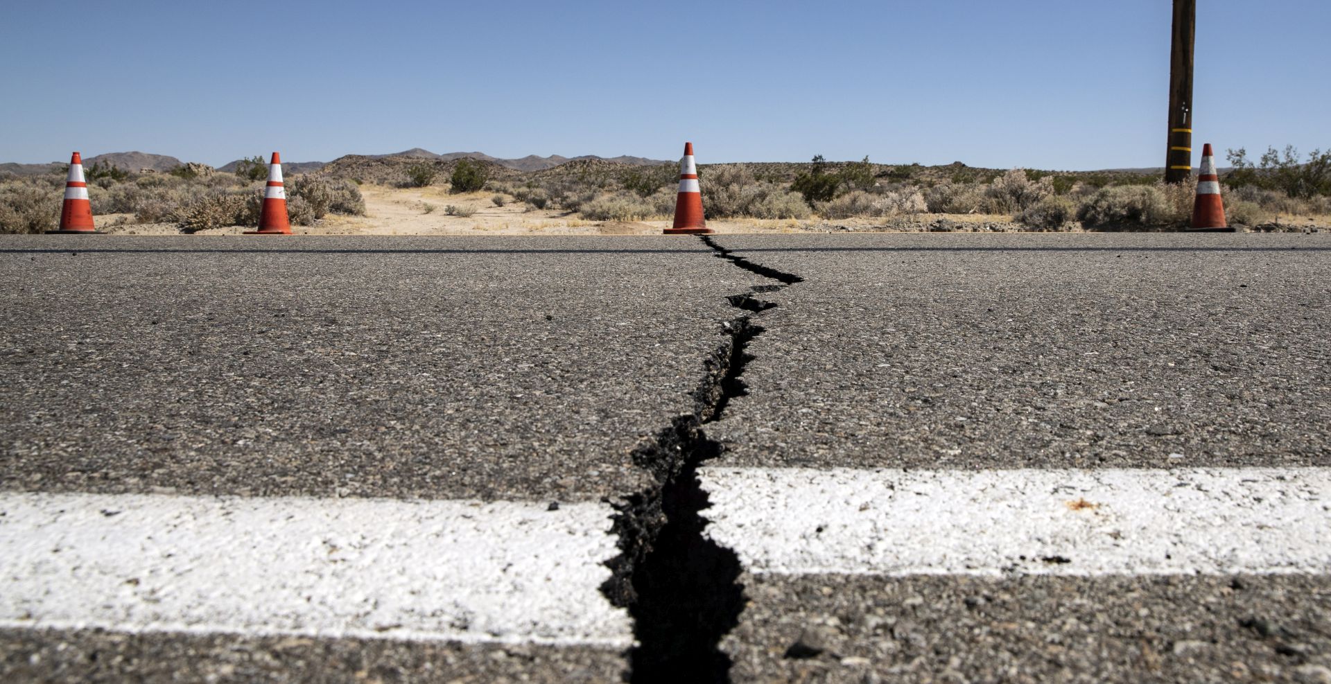 epaselect epa07695842 A cone indicates the localization of a crack in the road after an earthquake near Ridgecrest shook Southern California, USA, 04 July 2019. Earlier on the same day, a magnitude 6.4 earthquake shook Southern California. It's epicenter is located 150 miles north of Los Angeles near the cities of Ridgecrest and Trona.  EPA/ETIENNE LAURENT