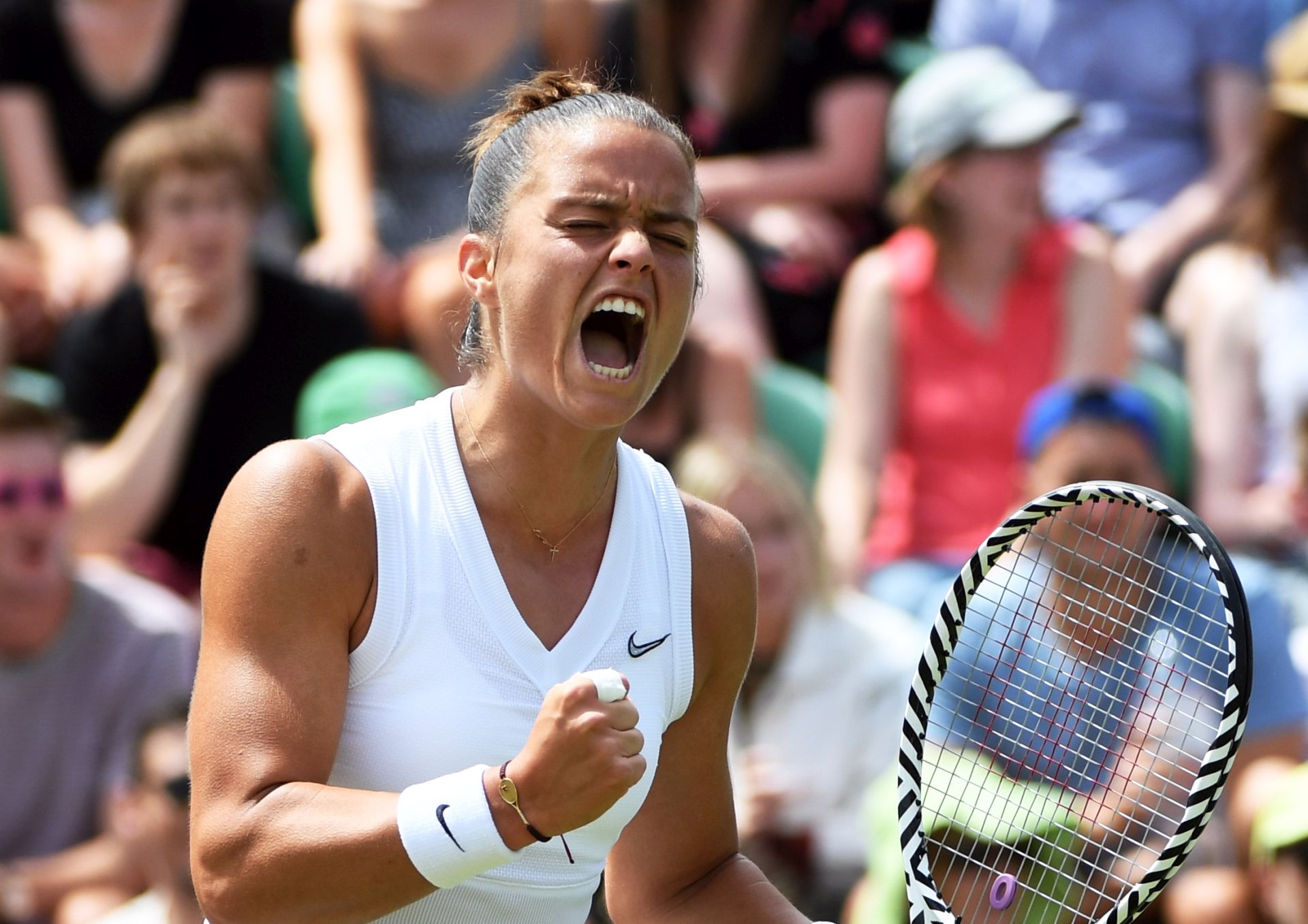 epa07696911 Maria Sakkari of Greece scores a set point winner against Elina Svitolina of Ukraine in their third round match  during the Wimbledon Championships at the All England Lawn Tennis Club, in London, Britain, 05 July 2019. EPA/FACUNDO ARRIZABALAGA EDITORIAL USE ONLY/NO COMMERCIAL SALES