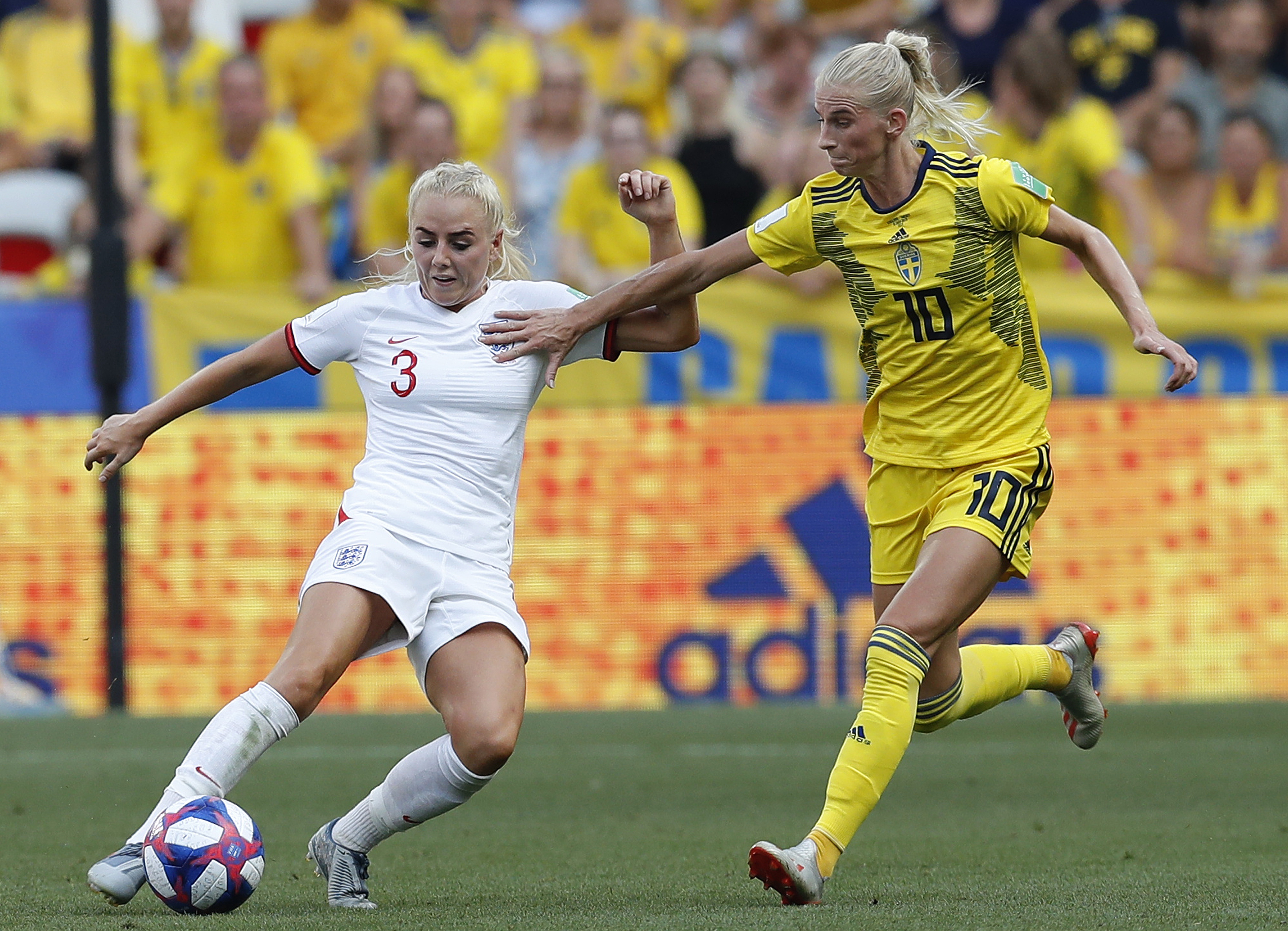epa07699438 Alex Greenwood (L) of England in action against Sofia Jakobsson (R) of Sweden during the FIFA Women's World Cup 2019 soccer match for third place between England vs Sweden in Nice, France, 06 July 2019.  EPA/SEBASTIEN NOGIER