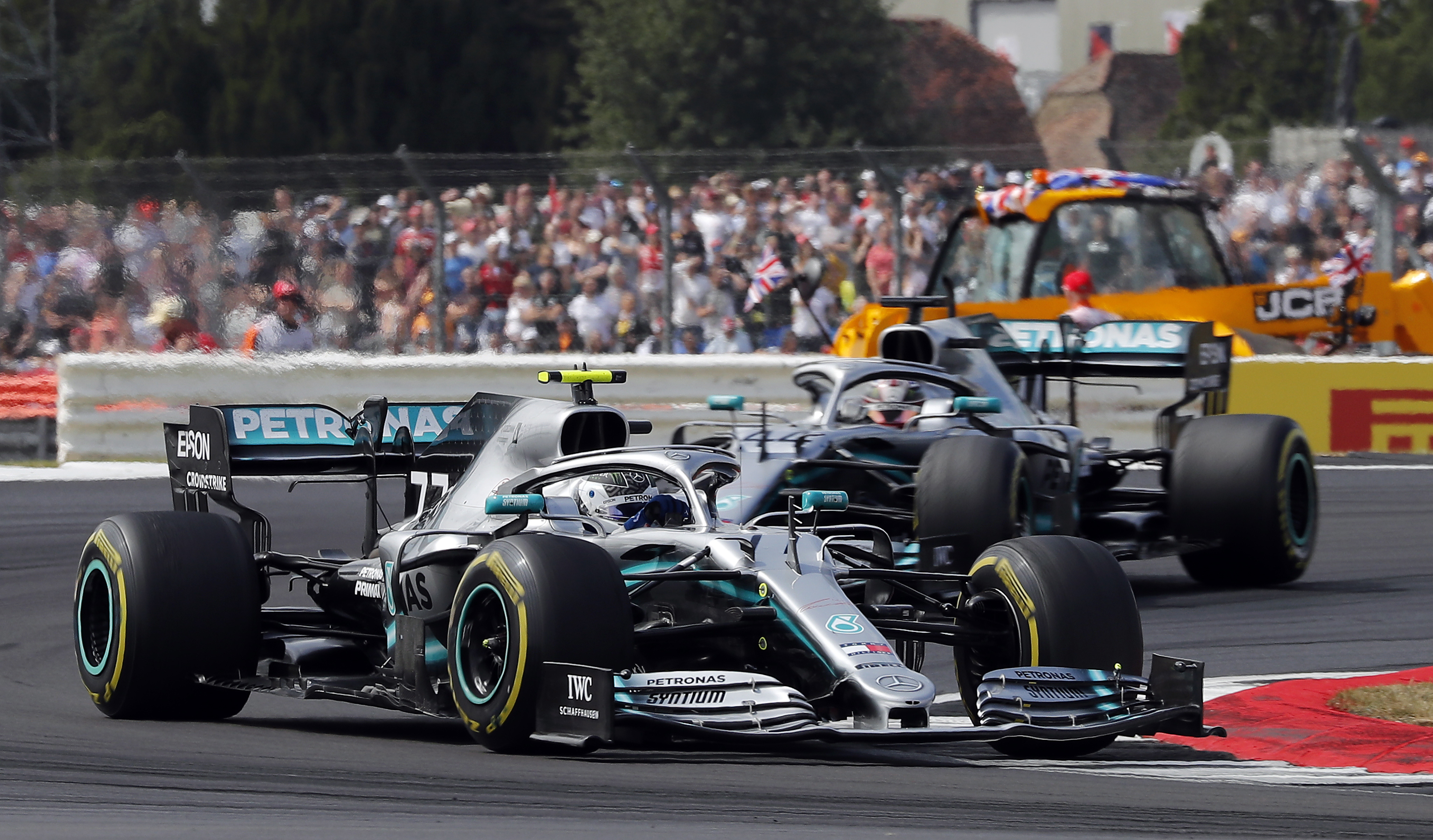 epa07716597 Finnish Formula One driver Valtteri Bottas (front) of Mercedes AMG GP and British Formula One driver Lewis Hamilton (back) of Mercedes AMG GP in action during the 2019 Formula One Grand Prix at the Silverstone Circuit, in Northamptonshire, Britain, 14 July 2019.  EPA/VALDRIN XHEMAJ