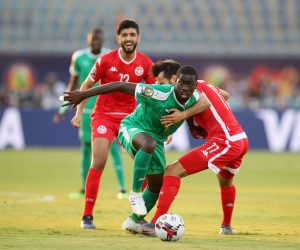 epa07717123 Papa Alioune Ndiaye of Senegal (front) challenged by Taha Yassine Khenissi of Tunisia during the 2019 Africa Cup of Nations Semifinal match between Senegal and Tunisia at the 30 June Stadium, Cairo on the 14 July 2019.  EPA/MUZI NTOMBELA