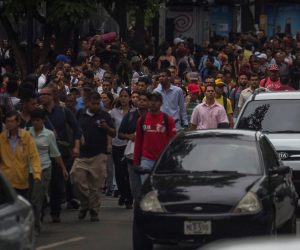 epaselect epa07734312 People wait on the street during a power cut in Caracas, Venezuela, 22 July 2019. A new interruption of electricity has left at least 18 of Venezuela's 23 states without power.  EPA/MIGUEL GUTIERREZ