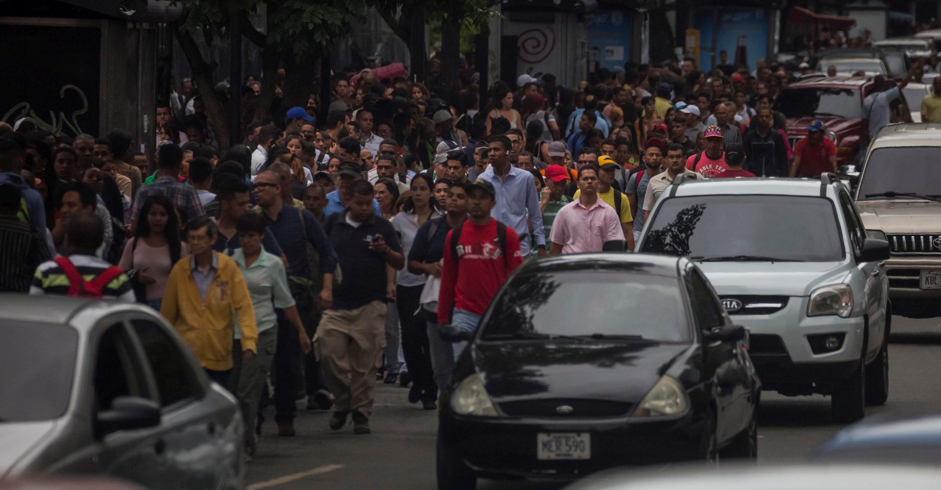 epaselect epa07734312 People wait on the street during a power cut in Caracas, Venezuela, 22 July 2019. A new interruption of electricity has left at least 18 of Venezuela's 23 states without power.  EPA/MIGUEL GUTIERREZ