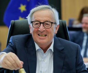 epa07736632 European Commission President Jean-Claude Juncker rings the bell at the start of a weekly college meeting at the EU headquarters in Brussels, Belgium, 24 July 2019.  EPA/STEPHANIE LECOCQ