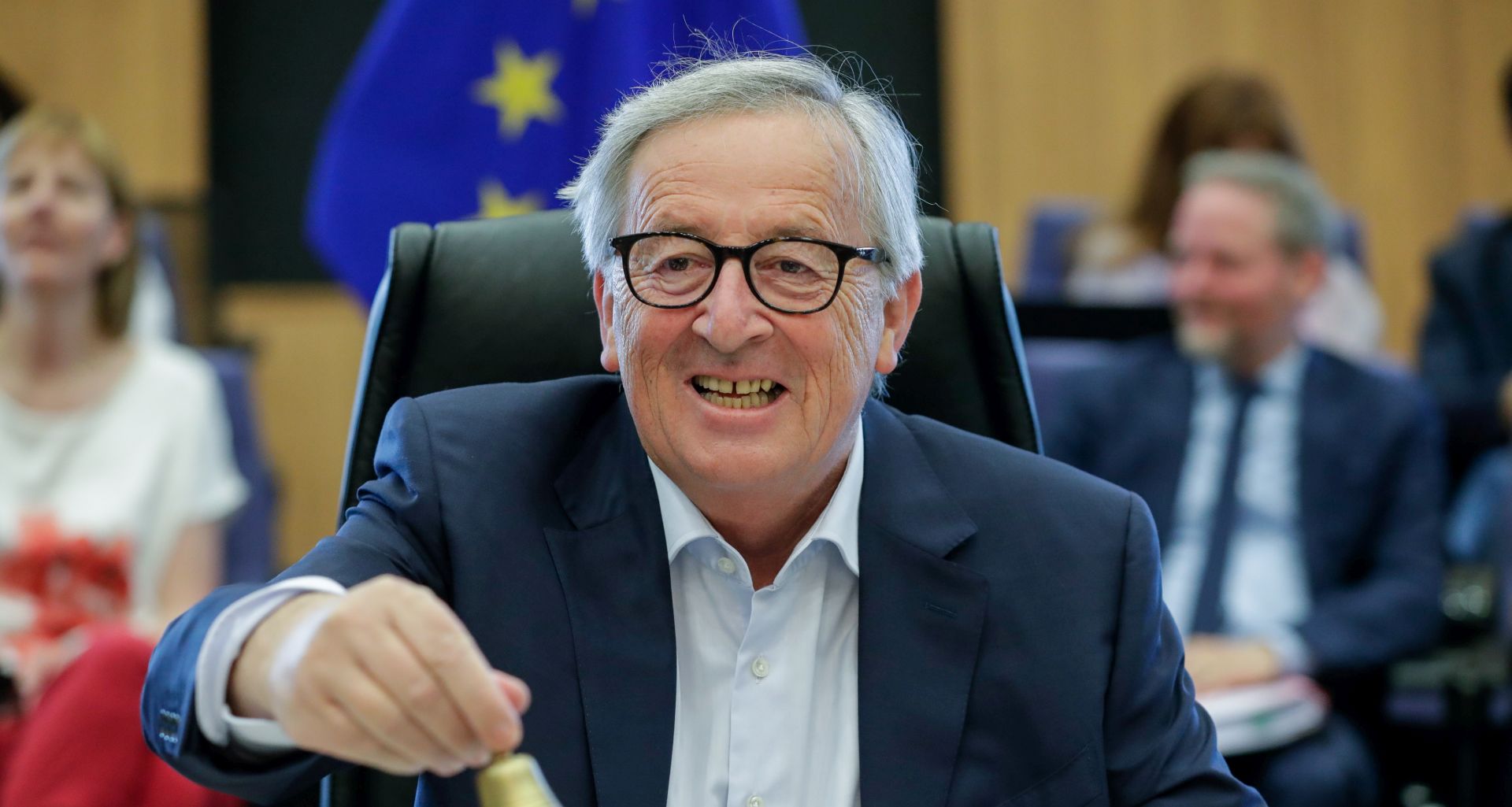 epa07736632 European Commission President Jean-Claude Juncker rings the bell at the start of a weekly college meeting at the EU headquarters in Brussels, Belgium, 24 July 2019.  EPA/STEPHANIE LECOCQ