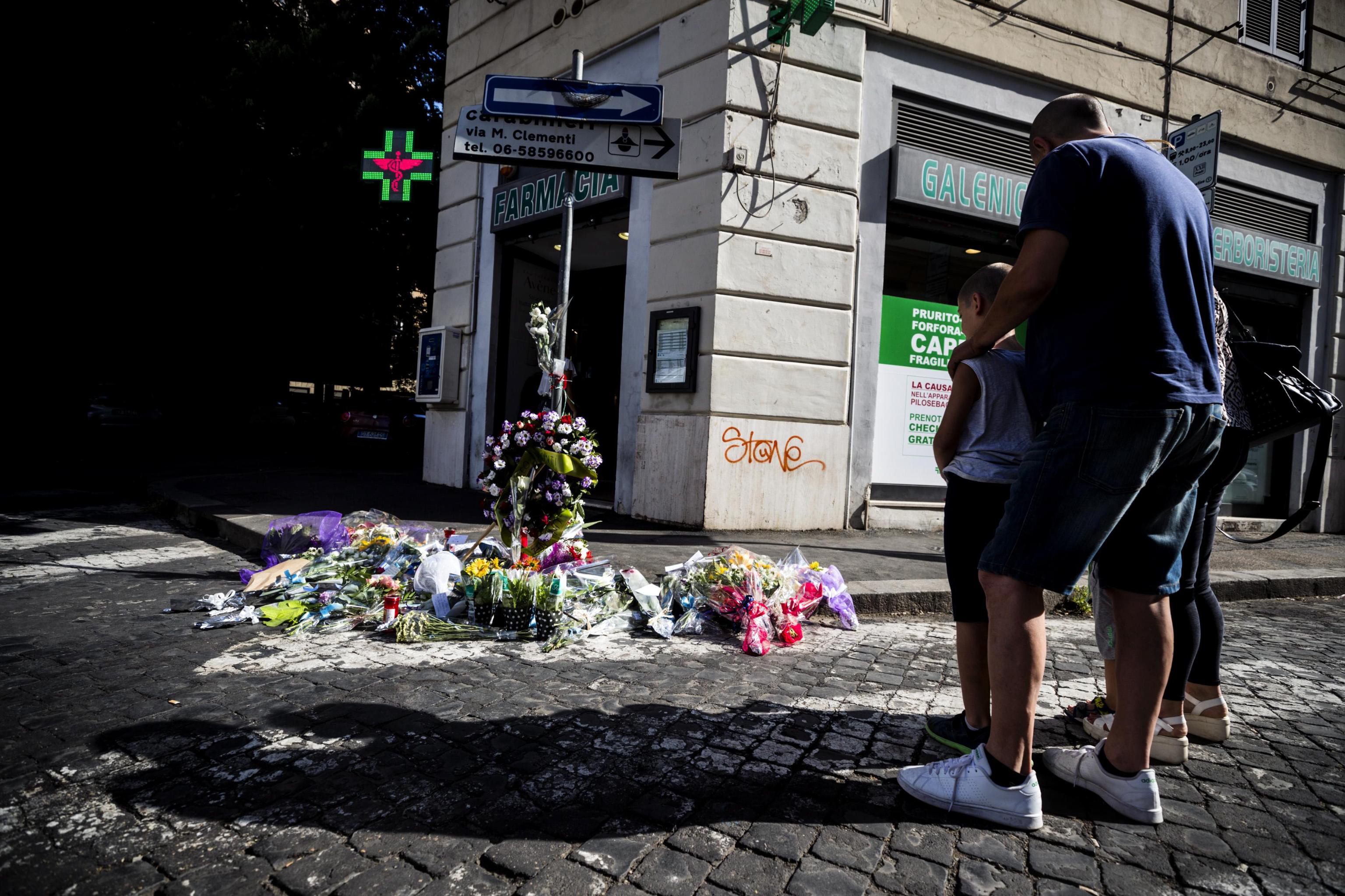 epa07743588 Notes and flowers have been placed at the site where the Carabiniere police officer Mario Cerciello Rega was stabbed to death in Rome, Italy, 27 July 2019. A young US tourist has allegedly confessed to stabbing to death Mario Cerciello Rega, a Carabiniere police officer who was investigating the theft of a bag and cellphone before dawn on 26 July 2019.  EPA/ANGELO CARCONI