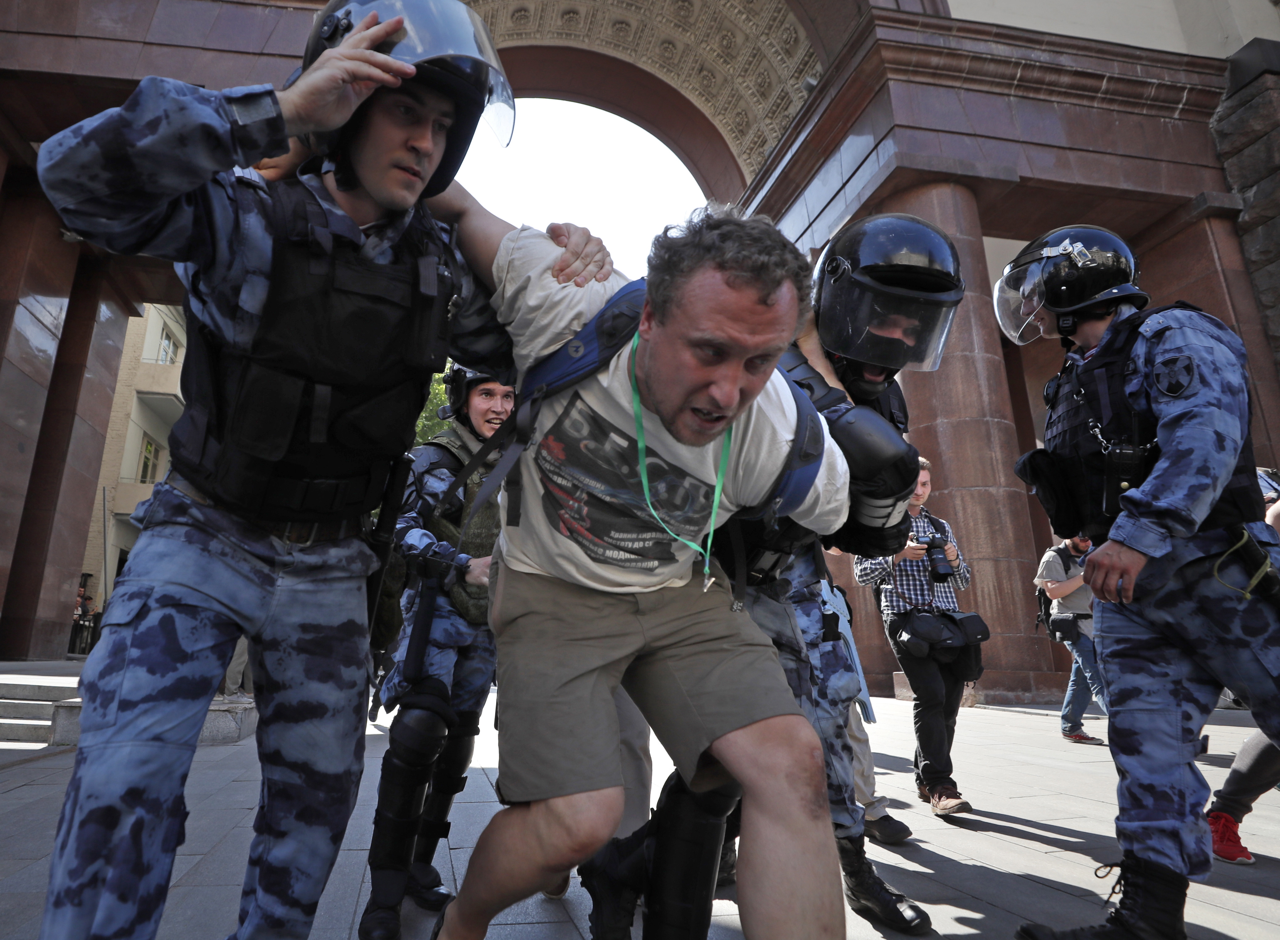 epa07744097 Russian riot police detain a participant of an unauthorized liberal opposition protest near the office of the mayor, in Moscow, Russia, 27 July 2019. Activists and protesters say that Russian election authorities are preventing opposition candidates from running in upcoming municipal elections for the Moscow City Duma, according to reports.  EPA/YURI KOCHETKOV