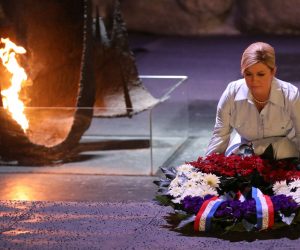 epa07747183 Croatian President Kolinda Grabar-Kitarovic lays a wreath during a memorial ceremony at the 'Hall of Remembrance' in the Yad Vashem Holocaust memorial museum in Jerusalem, 29 July 2019.  EPA/ABIR SULTAN