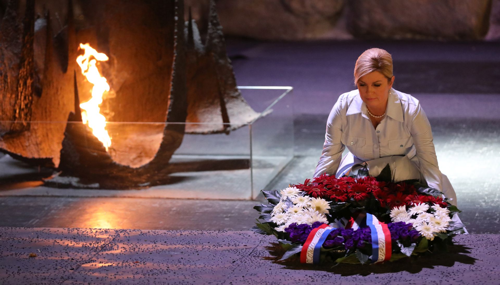 epa07747183 Croatian President Kolinda Grabar-Kitarovic lays a wreath during a memorial ceremony at the 'Hall of Remembrance' in the Yad Vashem Holocaust memorial museum in Jerusalem, 29 July 2019.  EPA/ABIR SULTAN