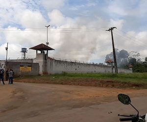 epa07747880 A handout photo made available by XINGU 230 shows a group of journalist waiting outside of a prison in Altamira, state of Para, Brazil, 29 July 2019. At least 52 prisoners died during clashes between rival groups inside the Altamira Regional Recovery Center.  EPA/XINGU 230 HANDOUT BEST QUALITY AVAILABLE HANDOUT EDITORIAL USE ONLY/NO SALES