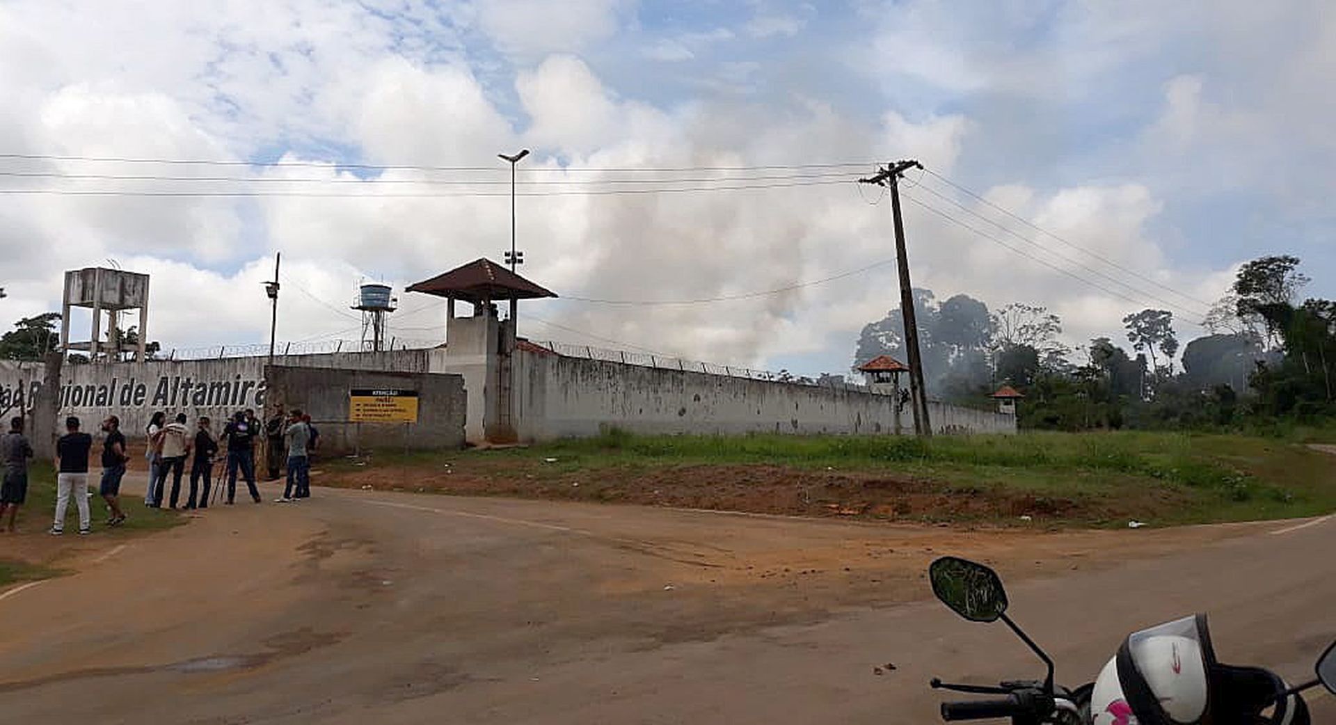 epa07747880 A handout photo made available by XINGU 230 shows a group of journalist waiting outside of a prison in Altamira, state of Para, Brazil, 29 July 2019. At least 52 prisoners died during clashes between rival groups inside the Altamira Regional Recovery Center.  EPA/XINGU 230 HANDOUT BEST QUALITY AVAILABLE HANDOUT EDITORIAL USE ONLY/NO SALES