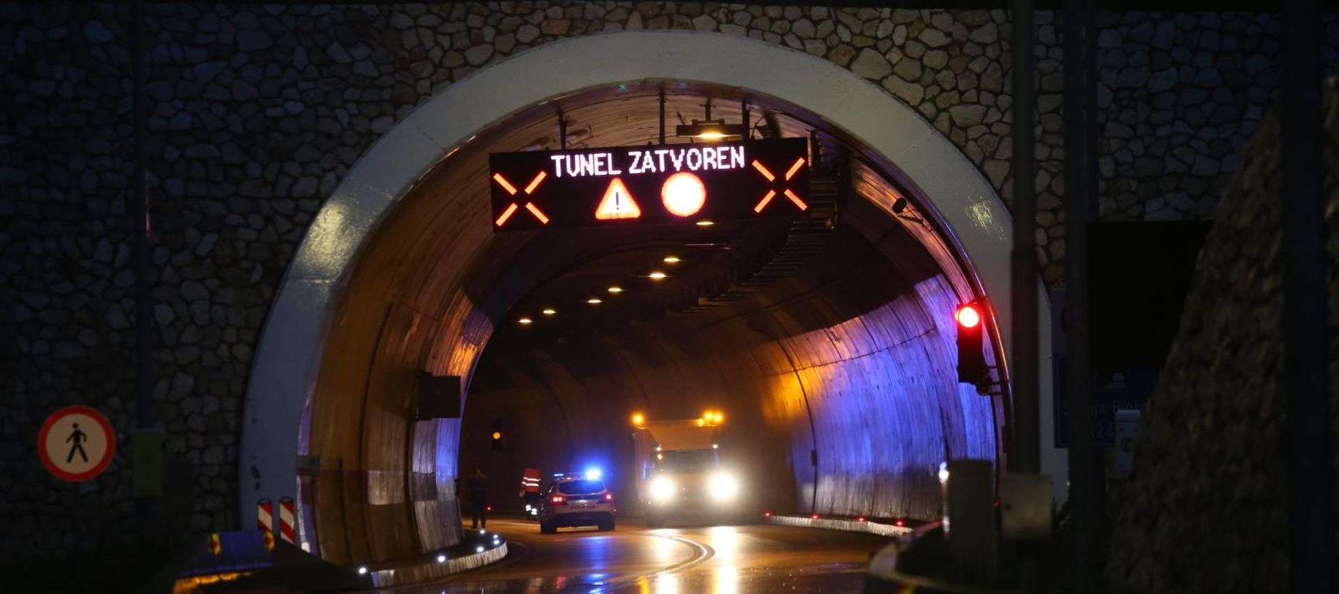 Zagvozd: Zbog prometne nesreće zatvoren tunel sv. Ilija 01.11.2018., Zagvozd - Zbog prometne nesrece zatvoren tunel sv. Ilijja. 
Photo:Ivo Cagalj/PIXSELL