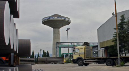 MASOVNI PROSVJED: Radnici Aluminija pred sjedištem HDZ-a u Mostaru