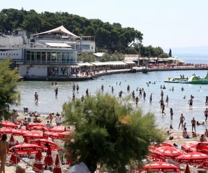 21.07.2019., Split, Bacvice - Prepuna plaza Bacvice na udarni ljetni turisticki vikend. 
Photo: Miranda Cikotic/PIXSELL