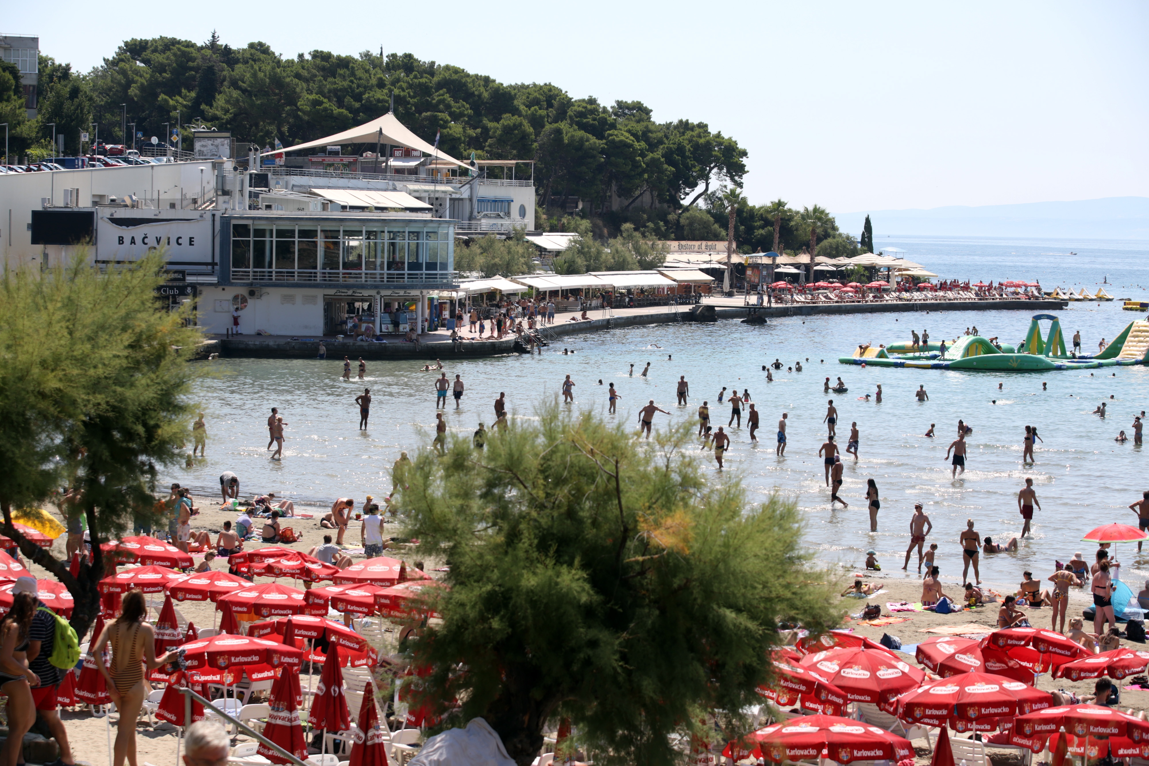 21.07.2019., Split, Bacvice - Prepuna plaza Bacvice na udarni ljetni turisticki vikend. 
Photo: Miranda Cikotic/PIXSELL