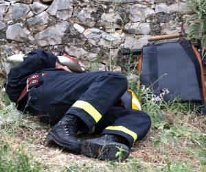 28.07.2019.,Sibenik - Nakon neprospavane noci i borbe sa vatrenom stihijom gasitelji odmaraju i pripremaju se za danasanji dan pun neizvjesnosti.
Photo: Dusko Jaramaz/PIXSELL