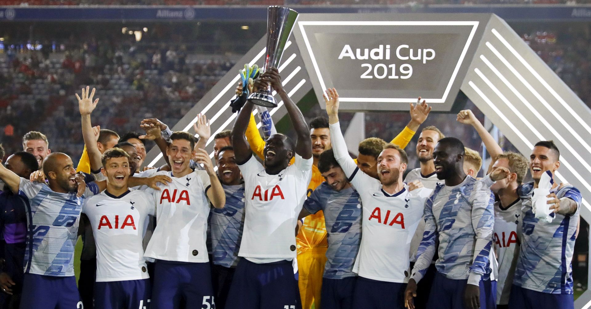 epa07750593 Tottenham players celebrate with the trophy after winning the Audi Cup final soccer match between Tottenham Hotspur and Bayern Munich in Munich, Germany, 31 July 2019.  EPA/RONALD WITTEK