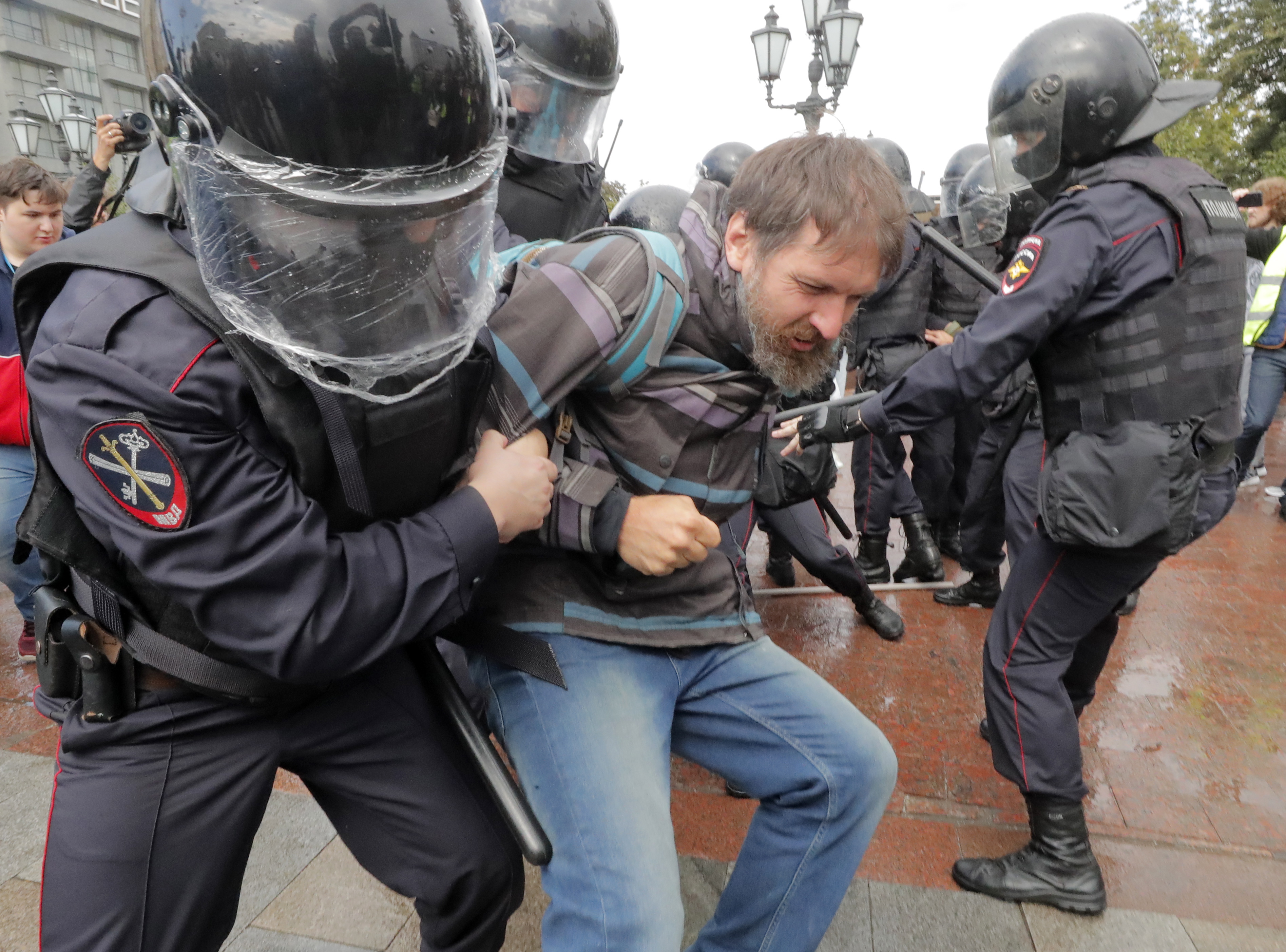 epa07754983 Russian riot police fight with resisting detained participant of liberal opposition protest action in the center of Moscow, Russia, 03 August 2019. Liberal opposition called their supporters to continue their protest actions against rejecting their candidates for Moscow City Duma elections, which is scheuled for 08 September. Most of the candidates have been placed on administrative arrest before and during last week protest action where  about 1,300 participants were detained.  EPA/MAXIM SHIPENKOV