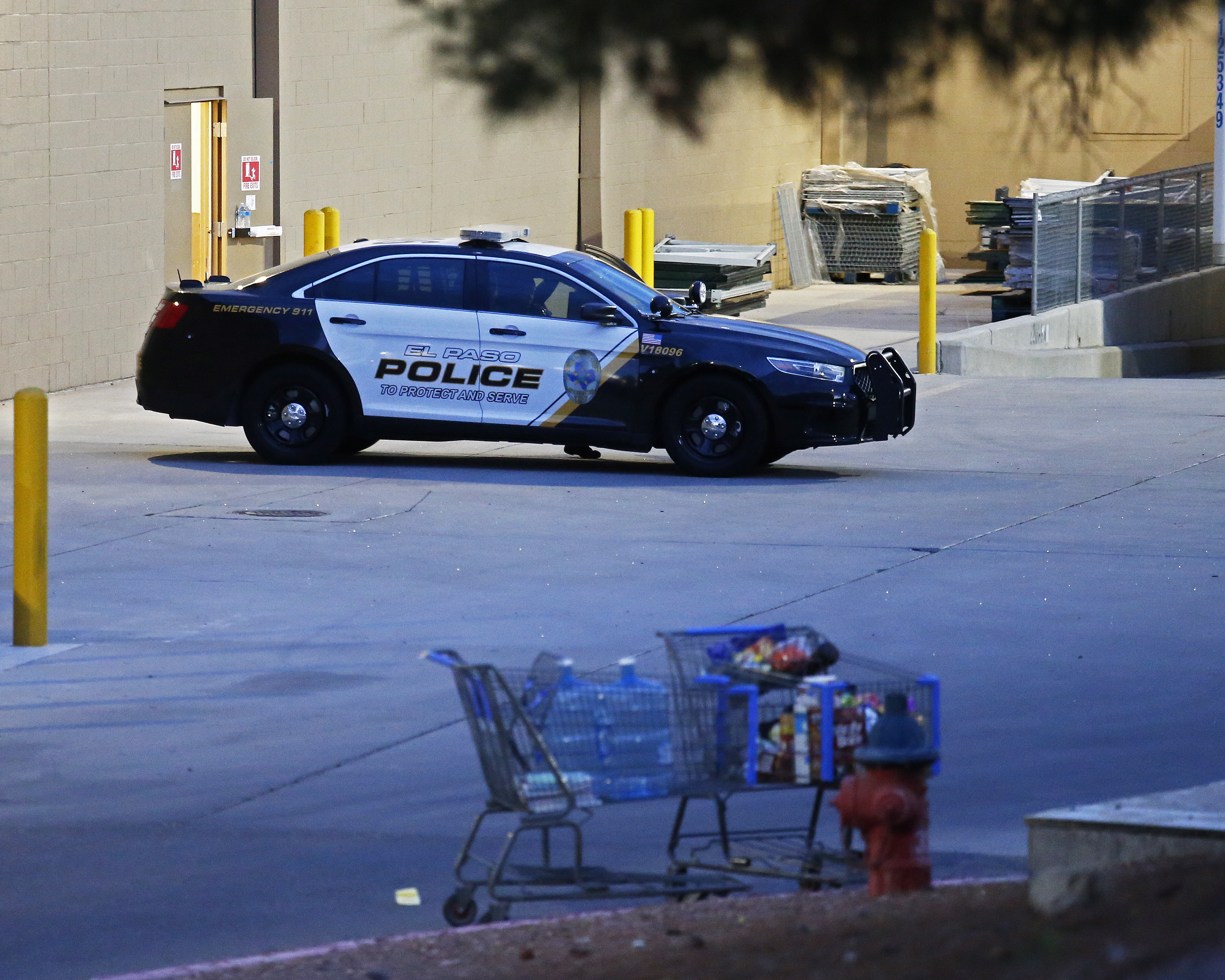 epa07756173 Police outside the cirme scene as officers continue investigating the mass shooting at a Walmart in El Paso, Texas, 04 August 2019. Reports state that twenty people were confirmed killed and many more injured on 03 August 2019 by a lone gunman at a Walmart at the Cielo Vista Mall.  EPA/LARRY W. SMITH