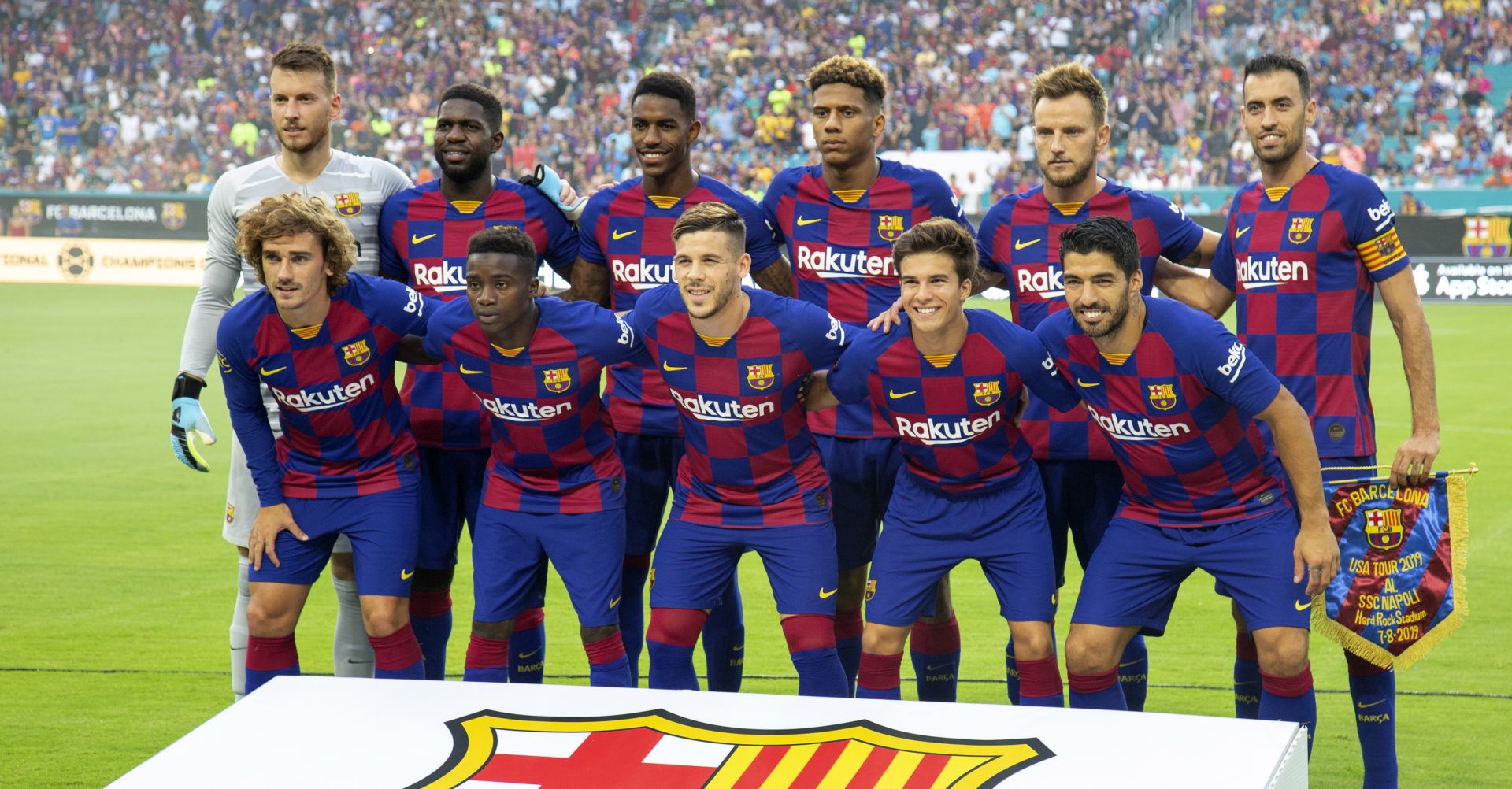 epa07761396 FC Barcelona team members pose for a photograph before the friendly soccer match between SSC Napoli and FC Barcelona at the Hard Rock Stadium in Miami, Florida, USA, 07 August 2019.  EPA/CRISTOBAL HERRERA