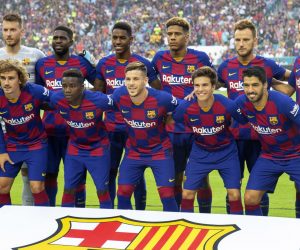 epa07761396 FC Barcelona team members pose for a photograph before the friendly soccer match between SSC Napoli and FC Barcelona at the Hard Rock Stadium in Miami, Florida, USA, 07 August 2019.  EPA/CRISTOBAL HERRERA
