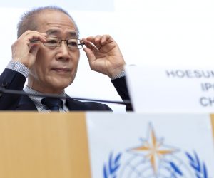 epa07761724 Hoesung Lee, chair of the United Nations Intergovernmental Panel on Climate Change (IPCC) speaks during a news conference on the Special Report on Climate Change and Land after IPCC's 50th session in Geneva, Switzerland, 08 August 2019.  EPA/MARTIAL TREZZINI