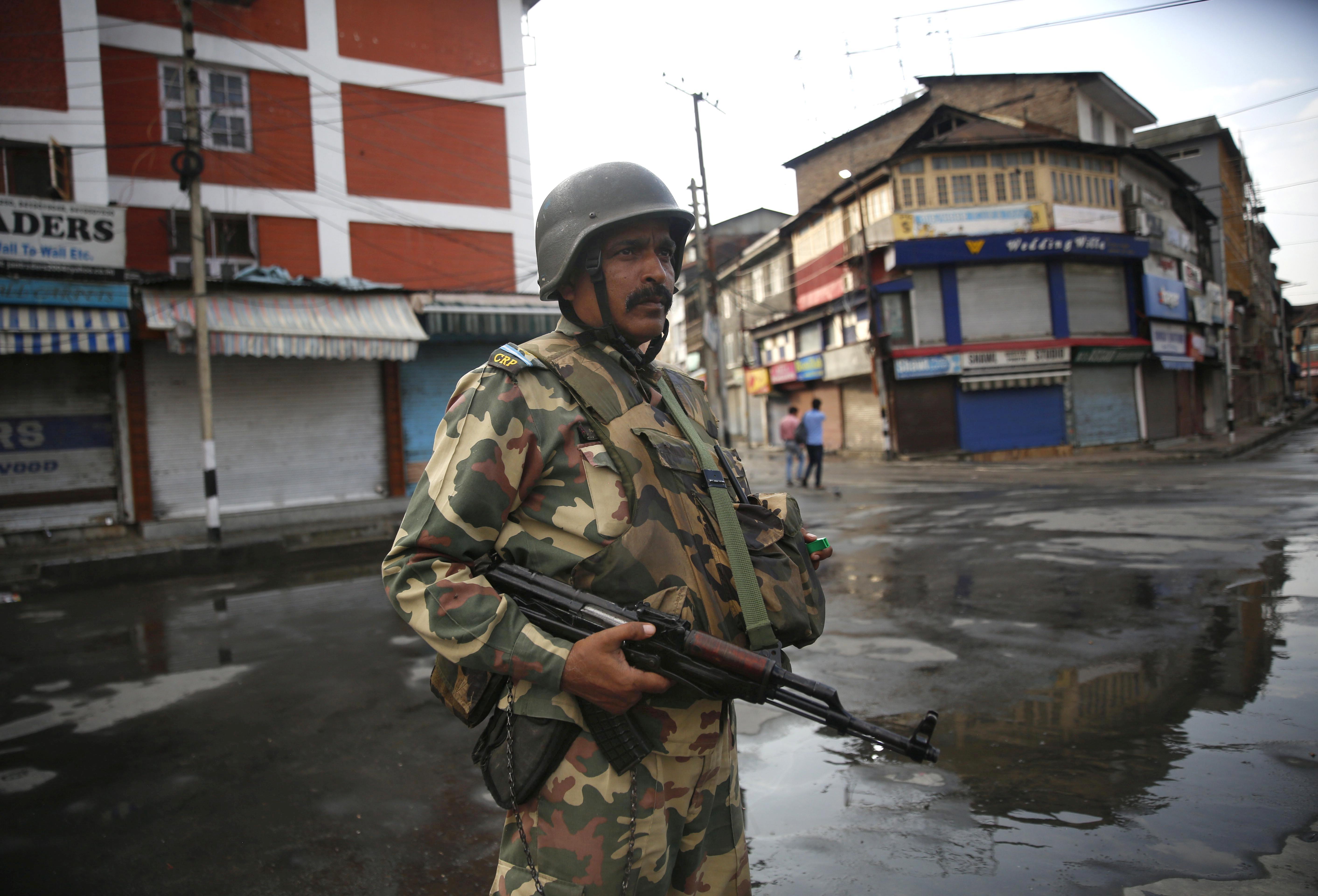 epa07762144 An Indian paramilitary soldier stands guard near a temporary barricade during restriction in Srinagar, India, 08 August 2019. Indian Home Minister Amit Shah on 05 August moved a resolution in the parliament that repeals Article 370 and remove the special constitutional status granted to the disputed Kashmir region. Since the announcement, the Indian-administered Kashmir region is under heavy lockdown with a restriction on public gatherings. Leaders in the region were also put under house arrest.  EPA/FAROOQ KHAN
