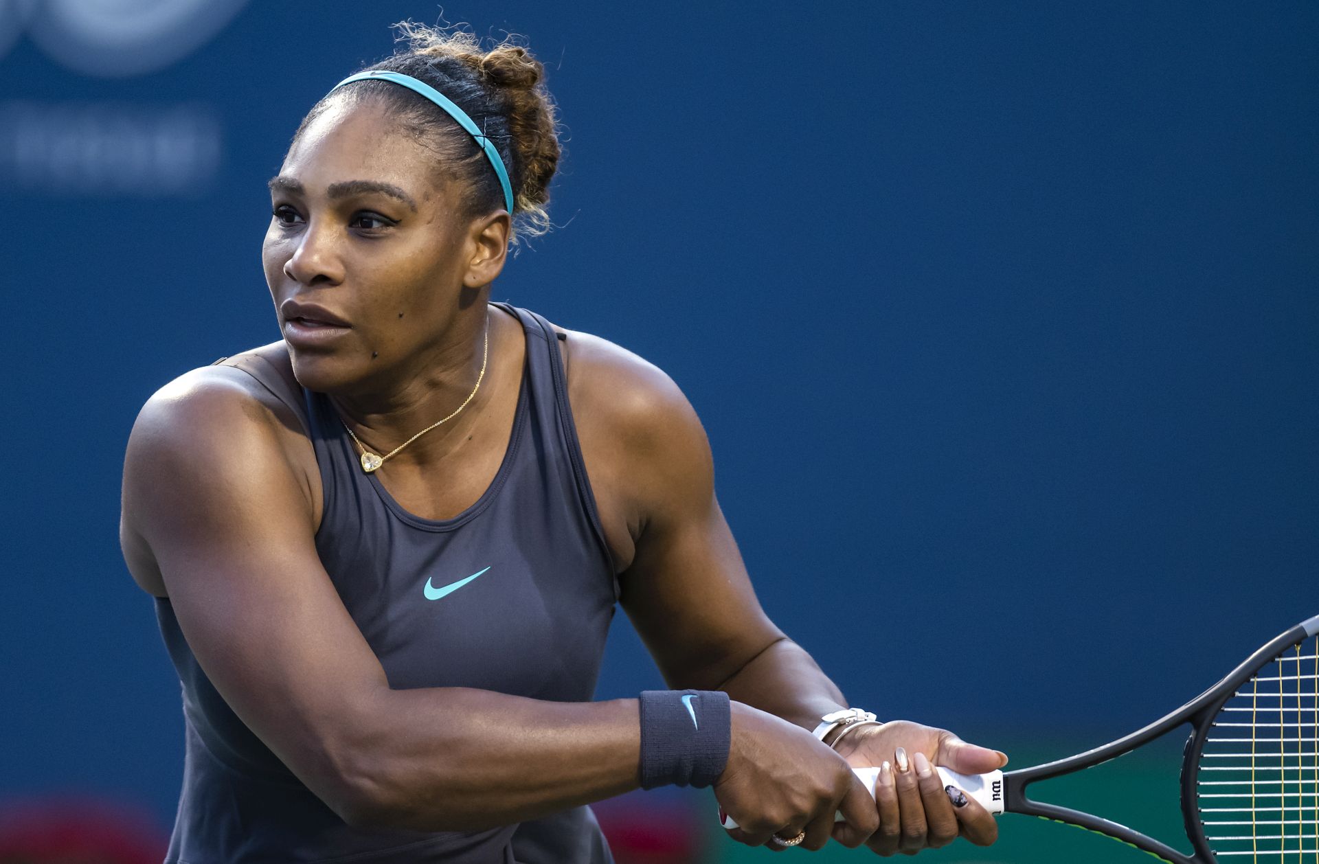 epa07765210 Serena Williams of the USA in action against Naomi Osaka of Japan during their quarterfinals match at the Rogers Cup tennis tournament in Toronto, Canada, 09 August 2019.  EPA/WARREN TODA