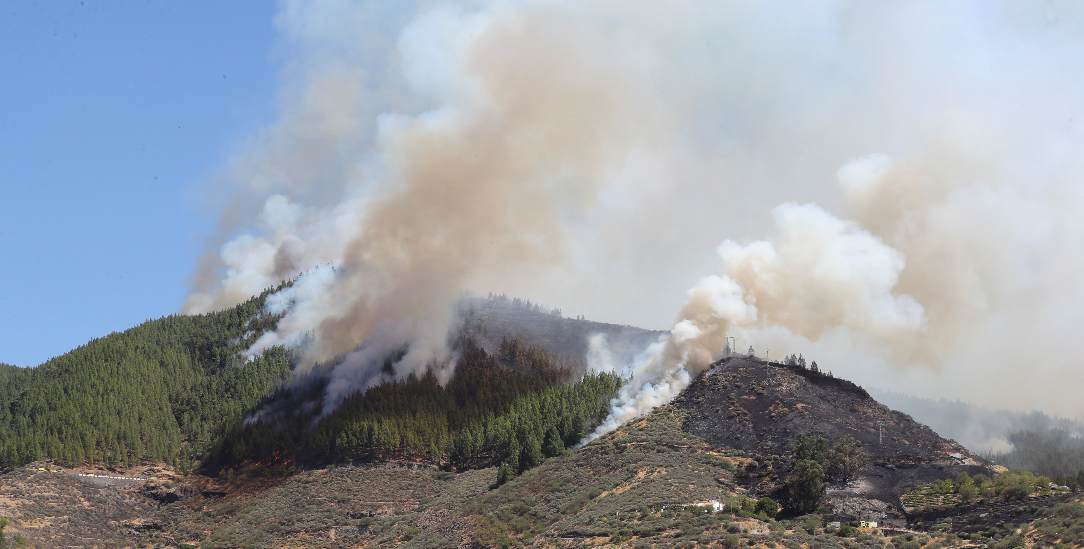 epa07766556 Smoke rises from a forest fire in Artenara, Gran Canaria, Canary Islands, 10 August 2019.  EPA/ELVIRA URQUIJO A.