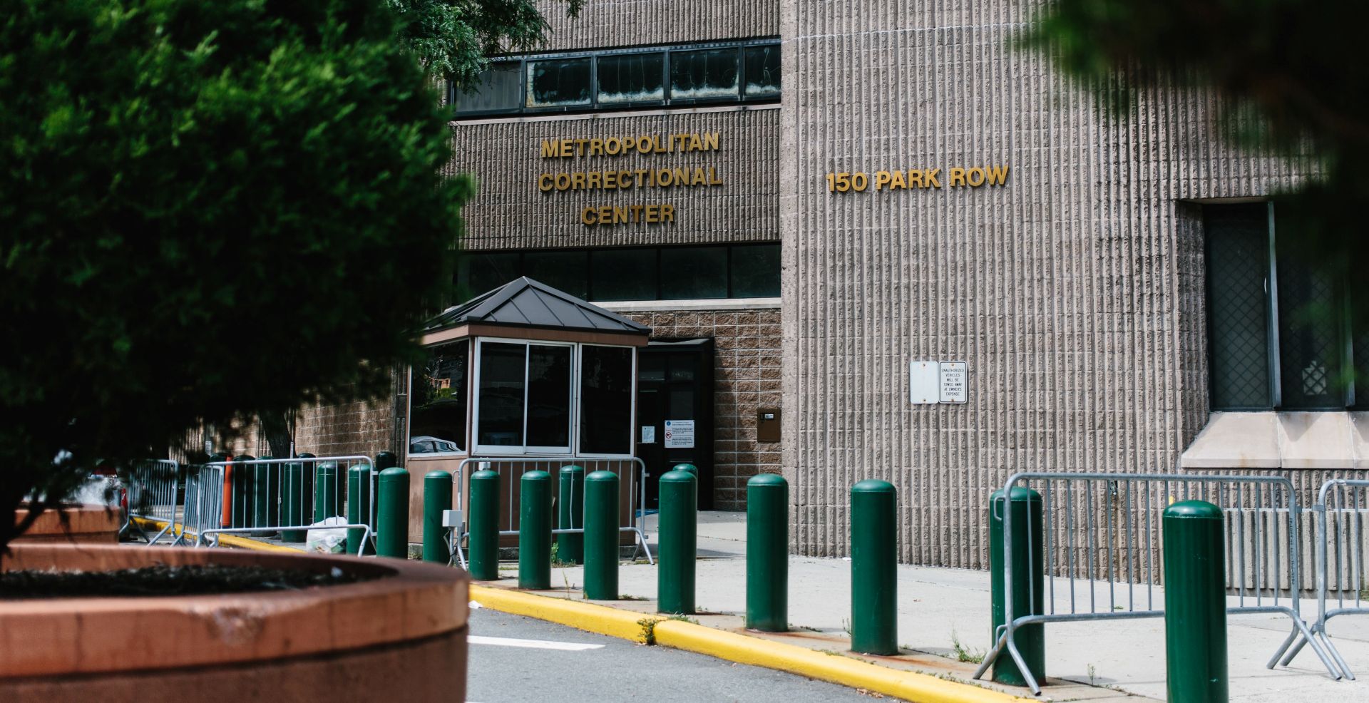 epa07766856 External view of the Manhattan Correctional Center where the US financier Jeffrey Epstein was found dead in New York, USA, 10 August 2019. According to media reports, Epstein was found dead in his prison cell on 10 August 2019 morning in the MCC Manhattan while awaiting trial on sex trafficking charges. An official confirmation by authorities of his death is pending.  EPA/ALBA VIGARAY