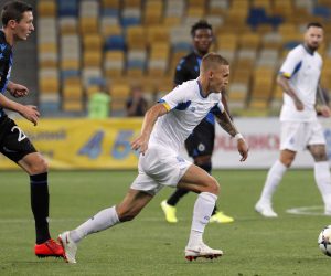 epa07771772 Vitaliy Buyalskiy (C) of Dynamo and Hans Vanaken (L) of Brugge in action during the UEFA Champions League third qualifying round, second leg soccer match between FC Dynamo Kyiv and Club Brugge FC in Kiev, Ukraine, 13 August 2019.  EPA/SERGEY DOLZHENKO