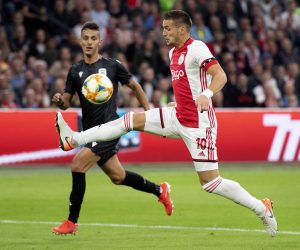 epa07771862 Dusan Tadic of Ajax Amsterdam (R) in action with Dimitris Giannoulis of PAOK Saloniki during the UEFA Champions League third qualifying round, second leg soccer match between Ajax Amsterdam and PAOK Saloniki, in Amsterdam, The Netherlands, 13 August 2019.  EPA/OLAF KRAAK