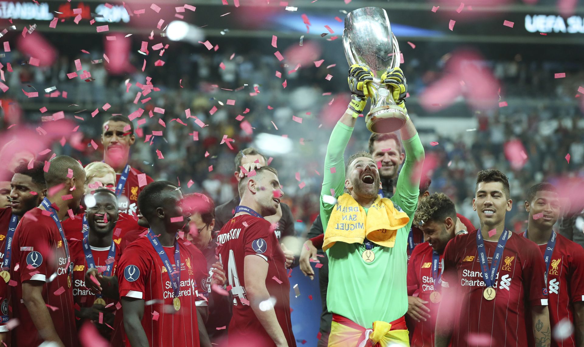 epa07773903 Liverpool's goalkeeper Adrian (C-R) lifts the trophy as his teammates celebrate after winning the UEFA Super Cup soccer match between Liverpool FC and Chelsea FC in Istanbul, Turkey, 14 August 2019.  EPA/TOLGA BOZOGLU