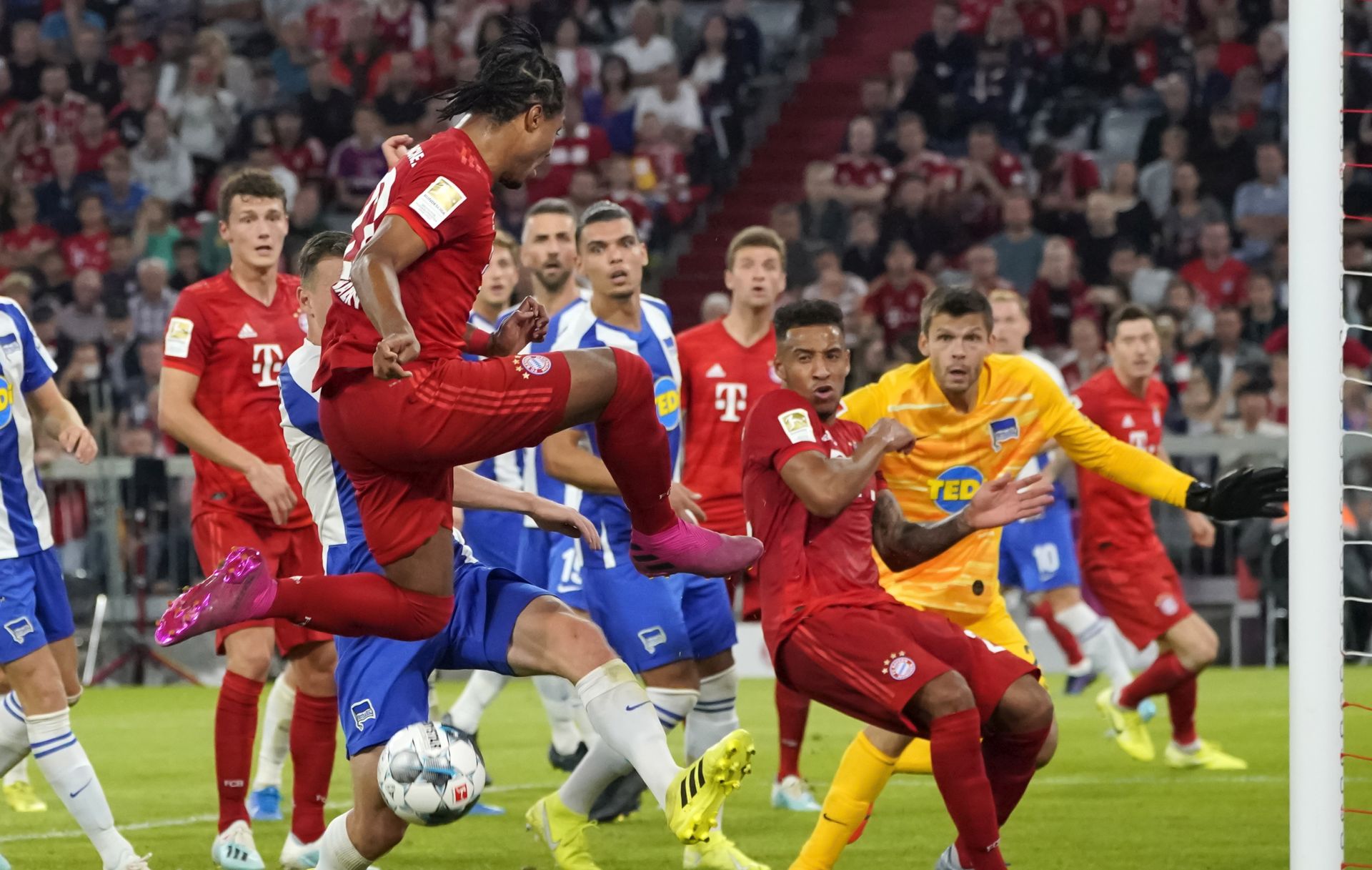 epa07776671 Bayern's Serge Gnabry (C) in action during the German Bundesliga soccer match between FC Bayern Munich and Hertha BSC Berlin in Munich, Germany, 16 August 2019.  EPA/RONALD WITTEK CONDITIONS - ATTENTION: The DFL regulations prohibit any use of photographs as image sequences and/or quasi-video.