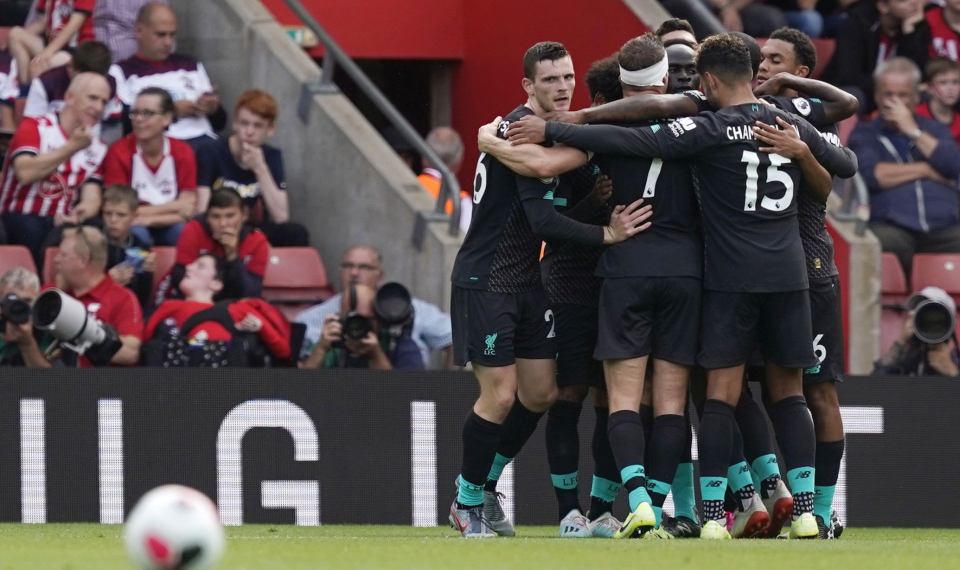 epa07777872 Liverpool players celebrate during the English Premier League soccer match between Southampton and Liverpool at St Mary's Stadium, Southampton, Britain, 17 August 2019.  EPA/WILL OLIVER EDITORIAL USE ONLY. No use with unauthorized audio, video, data, fixture lists, club/league logos or 'live' services. Online in-match use limited to 120 images, no video emulation. No use in betting, games or single club/league/player publications