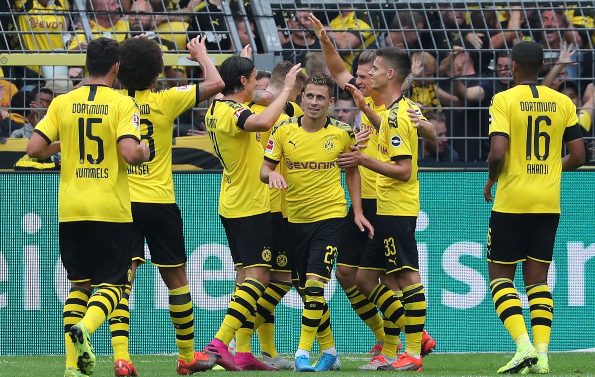 epa07777865 Dortmund's players celebrate the 3-1 goal during the German Bundesliga soccer match between Borussia Dortmund and FC Augsburg in Dortmund, Germany, 17 August 2019.  EPA/FOCKE STRANGMANN CONDITIONS - ATTENTION: The DFB regulations prohibit any use of photographs as image sequences and/or quasi-video.