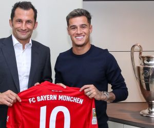epa07780287 A handout photo made available by  FC Bayern Munich on 19 August 2019 shows Bayern's director of sport Hasan Salihamidzic (L) and Bayern's new player Philippe Coutinho from Brazil posing with Coutinhos's jersey next to the UEFA Champions League trophy in Munich, Germany, 18 August 2019. Coutinho will be presented oficcialy in the afternoon of 19 August 2019 in Munich.  EPA/HANDOUT  HANDOUT EDITORIAL USE ONLY/NO SALES