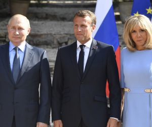 epa07780939 French President Emmanuel Macron (C) and his wife Brigitte Macron (R) pose with Russia's President Vladimir Putin at the French President's summer retreat of the fort of Bregancon near the village of Bormes-les-Mimosas on France's Mediterranean coast in France, 19 August 2019. French President has invited his Russian counterpart Vladimir Putin for talks days before hosting the Group of Seven (G7) summit in French Bayonn (Biarritz) from 24 to 26 August 2019.  EPA/GERARD JULIEN / POOL  MAXPPP OUT