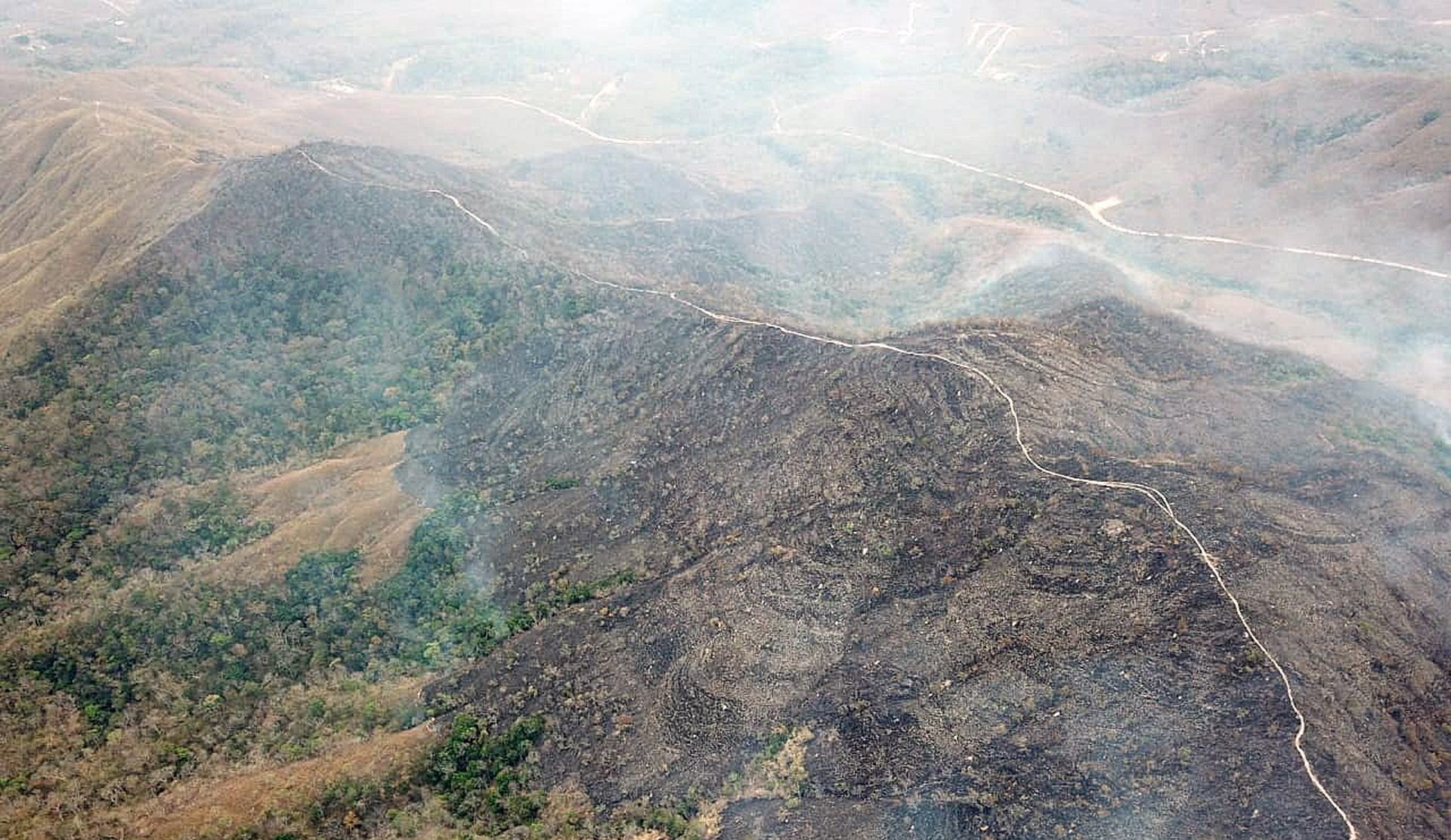 epa07788344 A handoput picture provided by Mato Grosso's Firefighters, shows the Chapada dos Guimaraes fire, in Mato Grosso, Brazil, 23 August 2019. Brazilian President Jair Bolsonaro has decided to confront the world with his rhetoric against what the calls the 'environmentalist hysteria', as the Amazon burns and world leaders demand urgent measures to stop the catastrophe.  EPA/MATO GROSSO FIREFIGHTERS HANDOUT  HANDOUT EDITORIAL USE ONLY/NO SALES